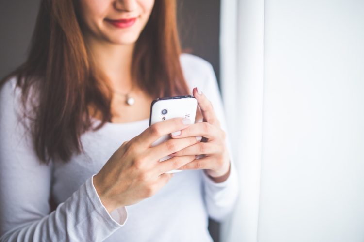 femme accro au téléphone qui fait sa smartphone detox