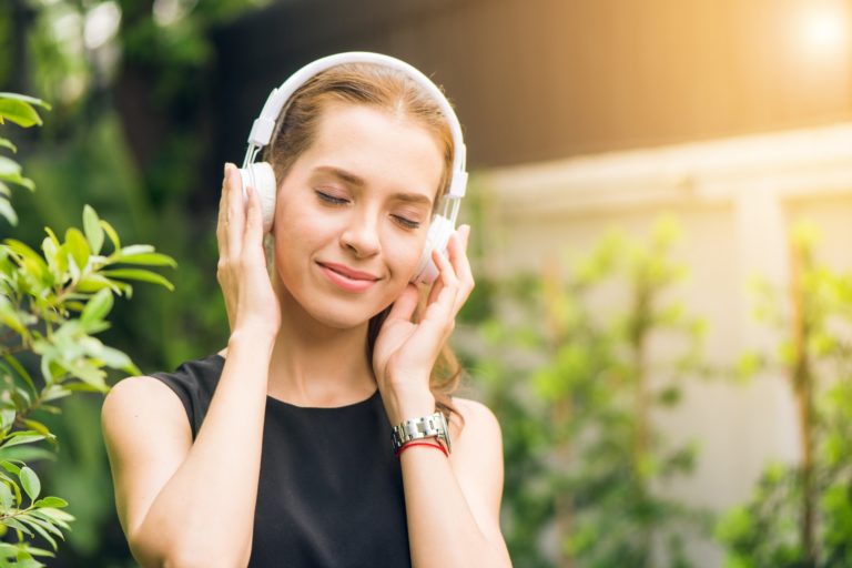 femme sans stress ni anxiété faisant de l'autohypnose