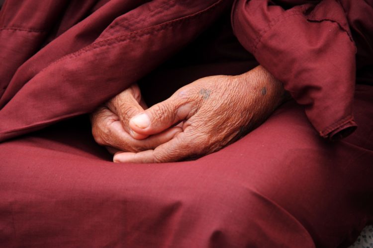 un moine tibétain qui médite